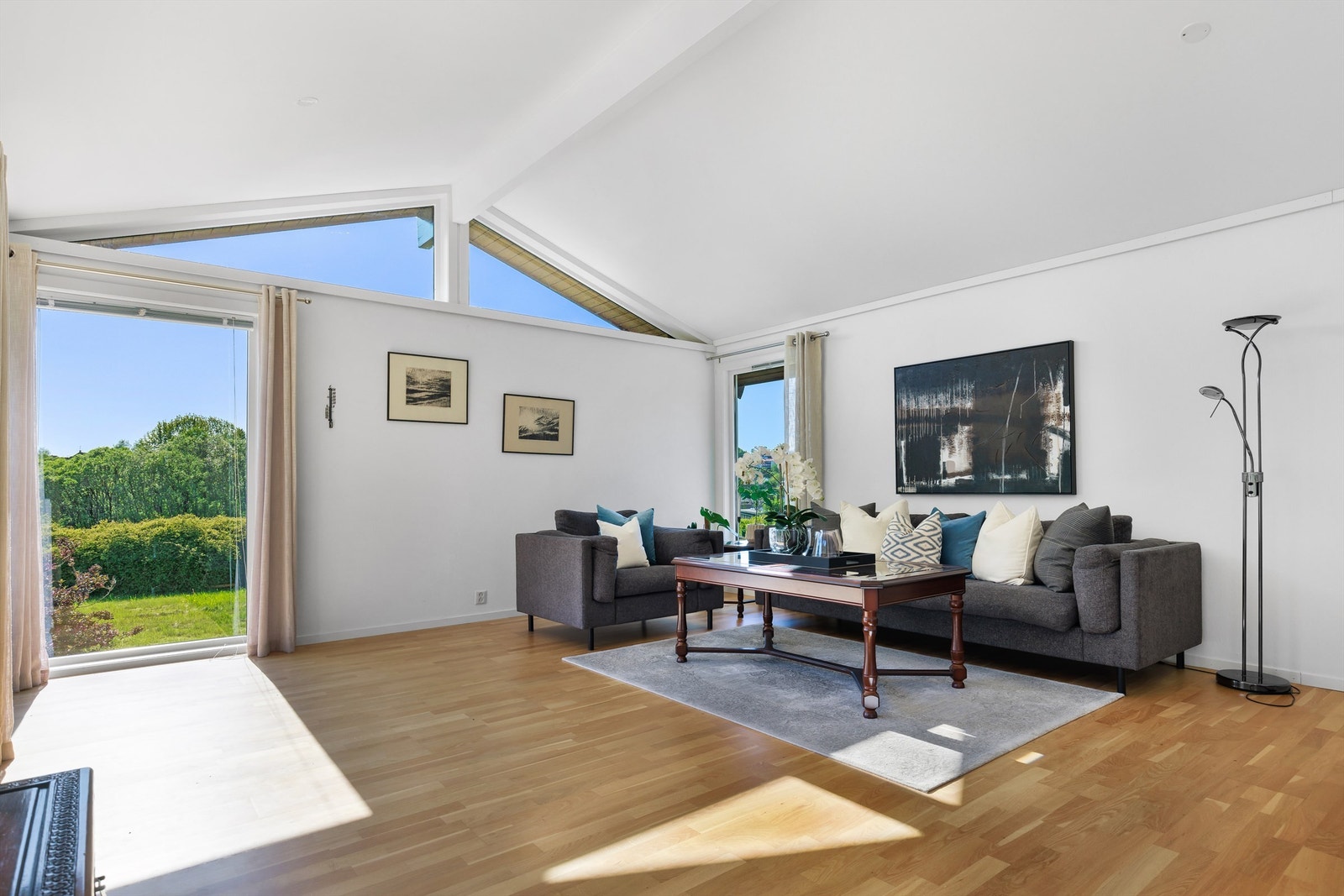 Innvendig er stuen lys og trivelig med store vindusflater. Høyt under taket skaper en god romfølelse. Galleribilde