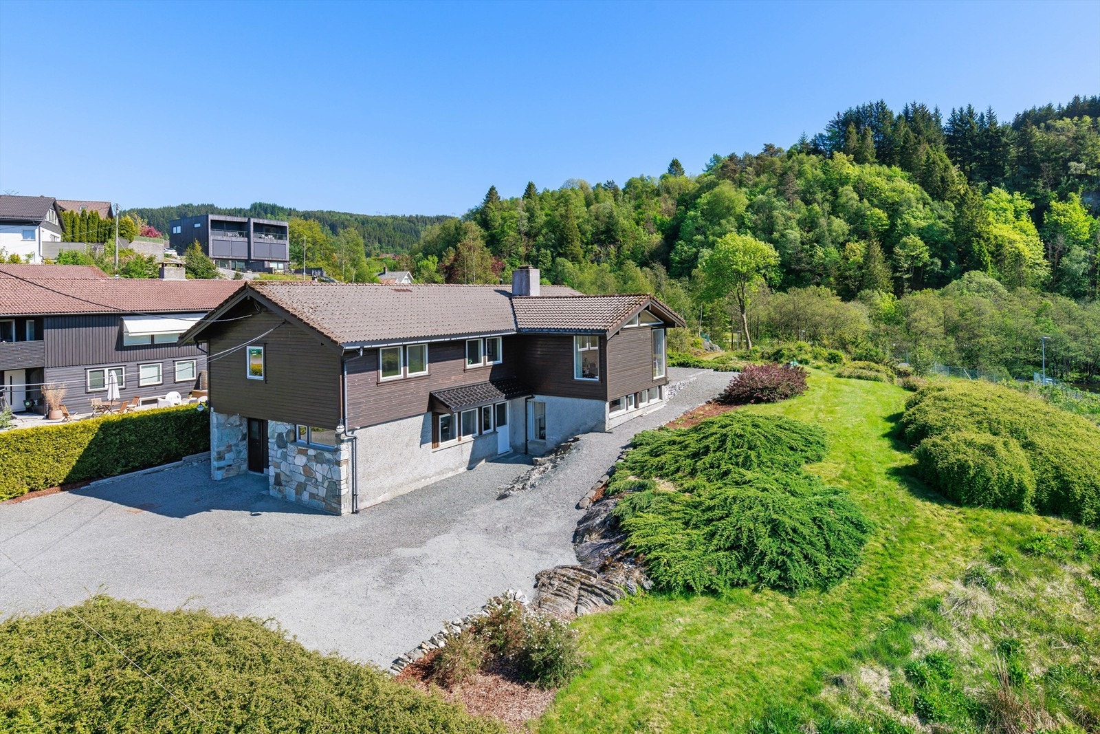 Boligen ligger i enden av blindvei som gjør det trygt for barna å leke rundt boligen. Rikelig med biloppstillingsplasser. Galleribilde