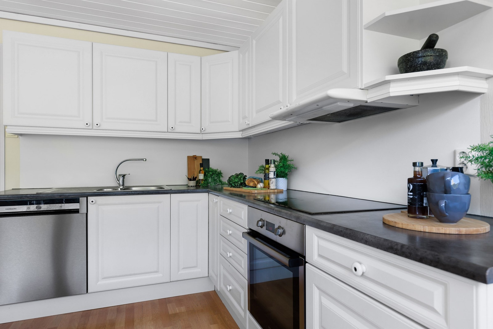 Rikelig med skap og benkeplass. Hvitevarer medfølger. Galleribilde