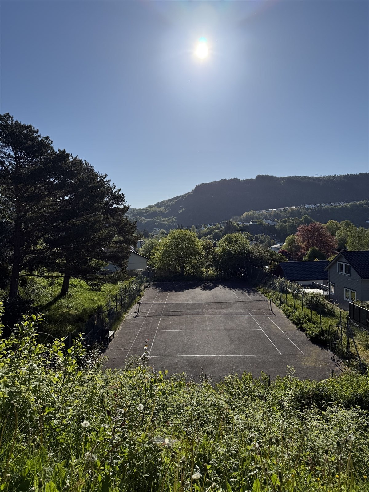 Er man medlem i velforeningen, så står tennisbanen i Bjørkåsen til disposisjon. Galleribilde