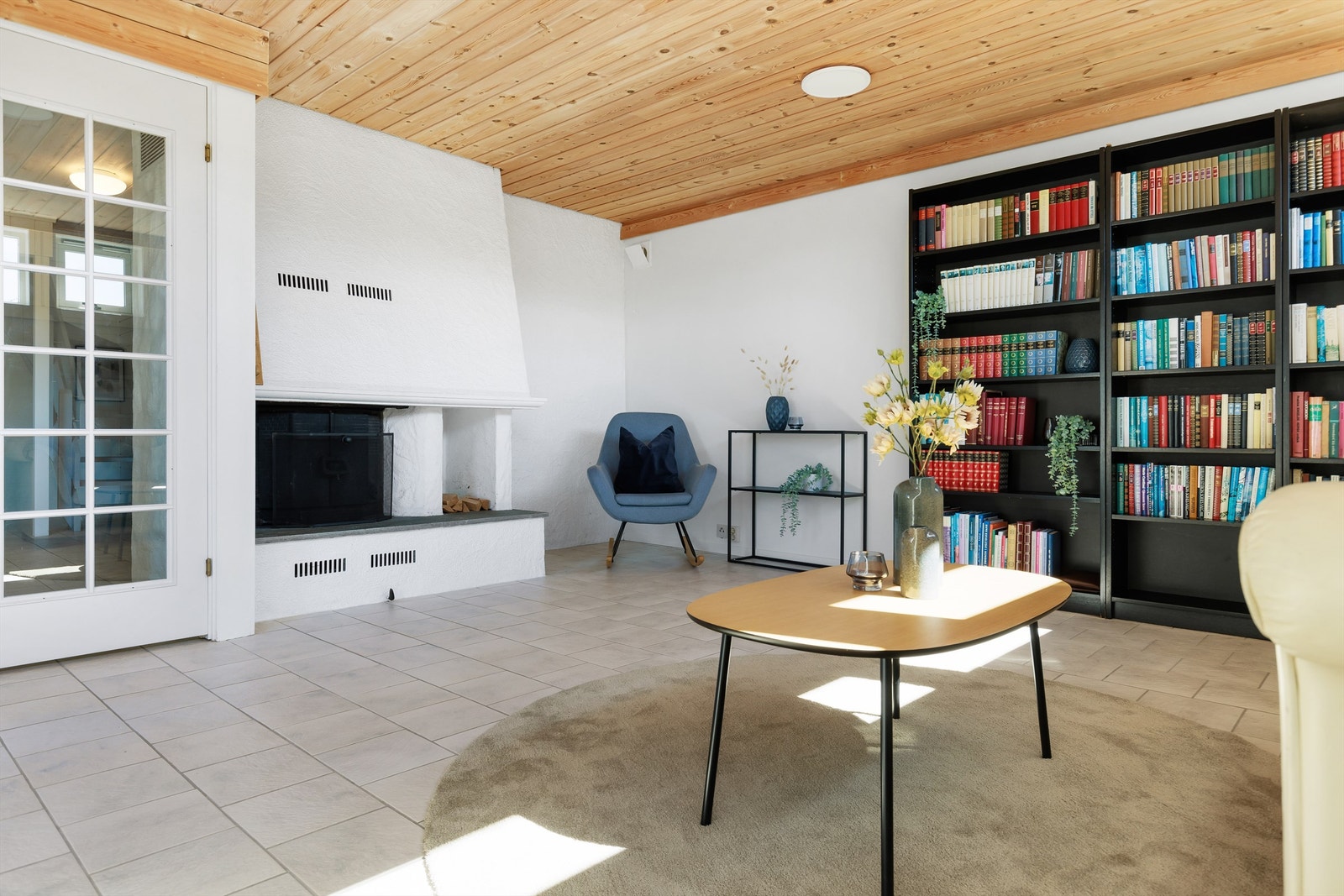 Kjellerstuen er romslig og med peis for ekstra hygge. Galleribilde