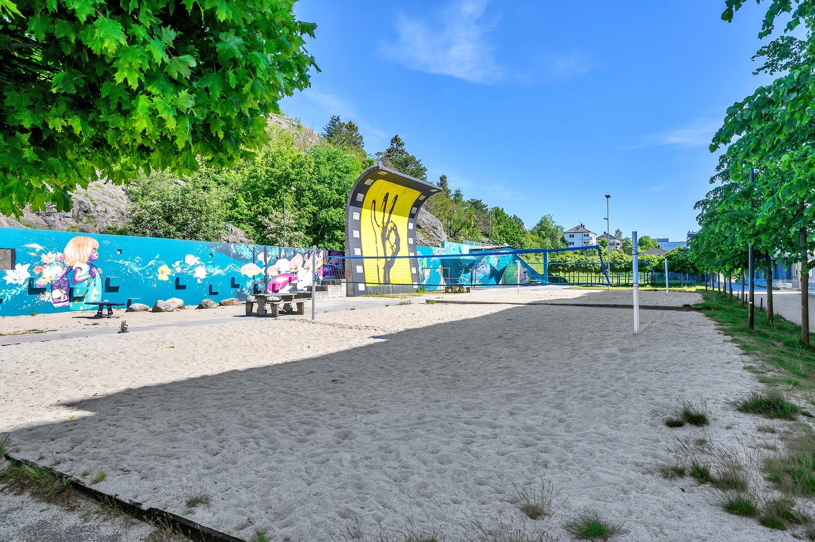 Aktivitetspark med bla klatrevegg og volleyballbane Galleribilde
