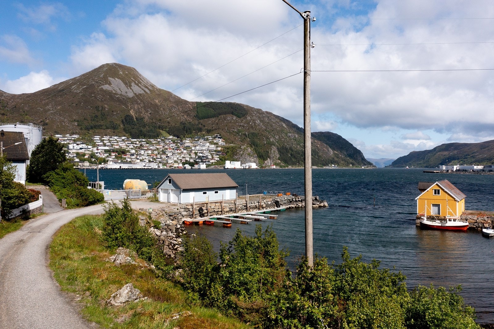 Fradeling av kaianlegg og sjøbod vil bli startet når eiendommen er solgt. Overtagelse når fradeling er utført. Galleribilde