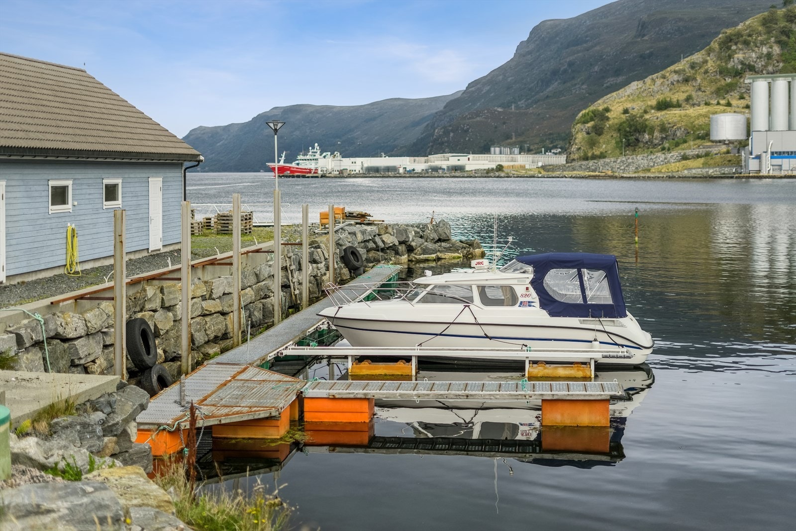 Kaianlegg med båtplasser. Sjøboden (2013) har 4 stk garasjeporter, innlagt el-anlegg og store lagermuligheter på hems. Galleribilde