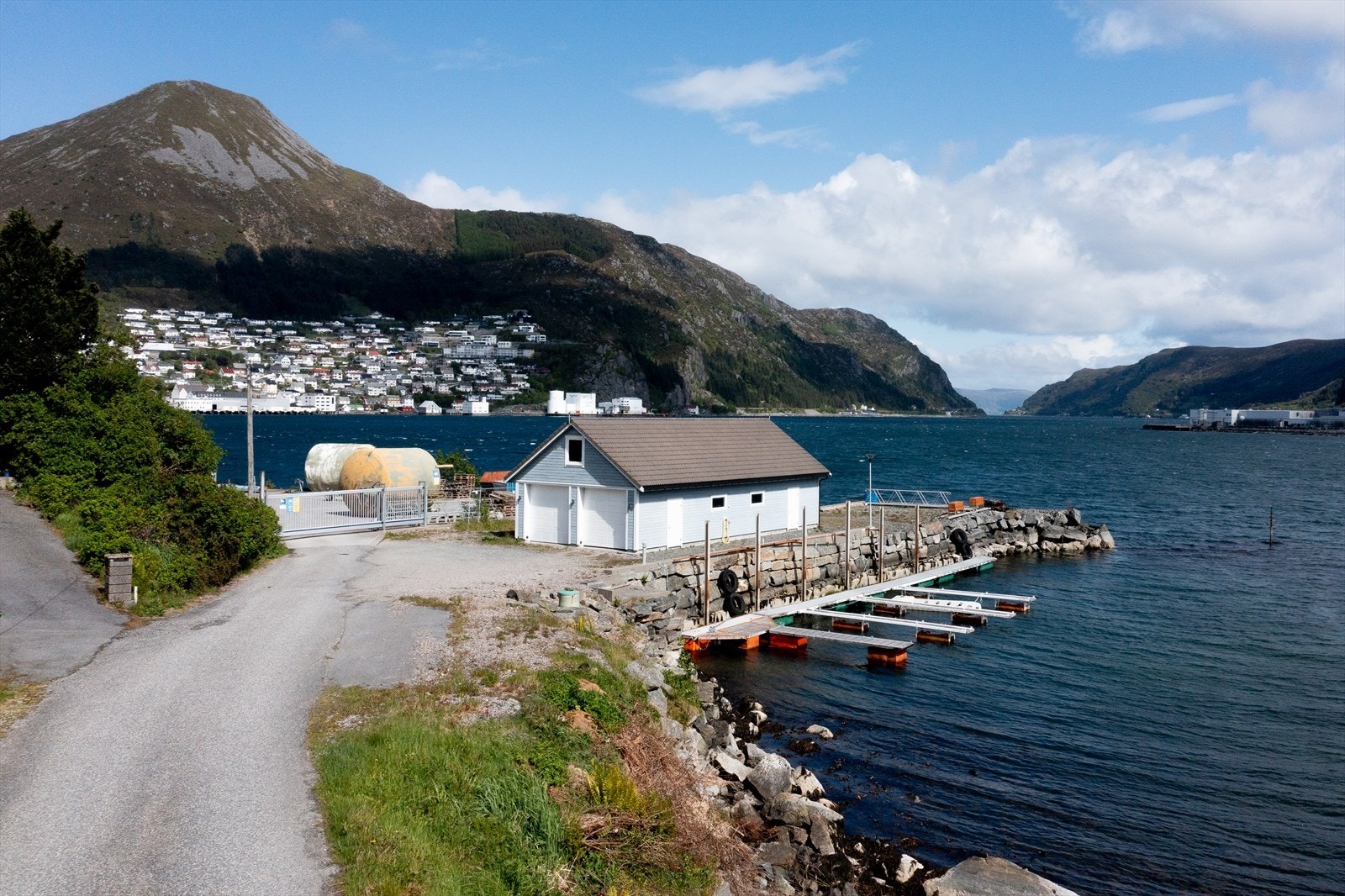 Kaianlegg med båtplasser. Sjøboden (2013) har 4 stk garasjeporter, innlagt el-anlegg og store lager muligheter på hems. Galleribilde
