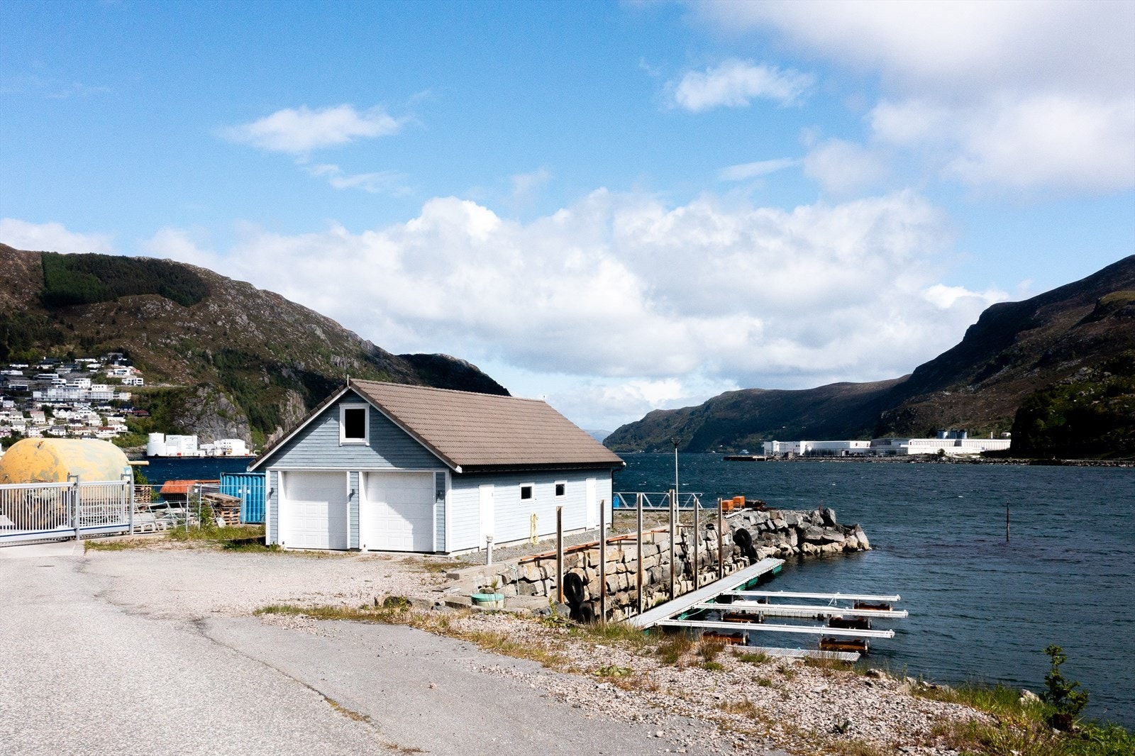 Kaianlegg med båtplasser. Sjøboden (2013) har 4 stk garasjeporter, innlagt el-anlegg og store lager muligheter på hems. Galleribilde