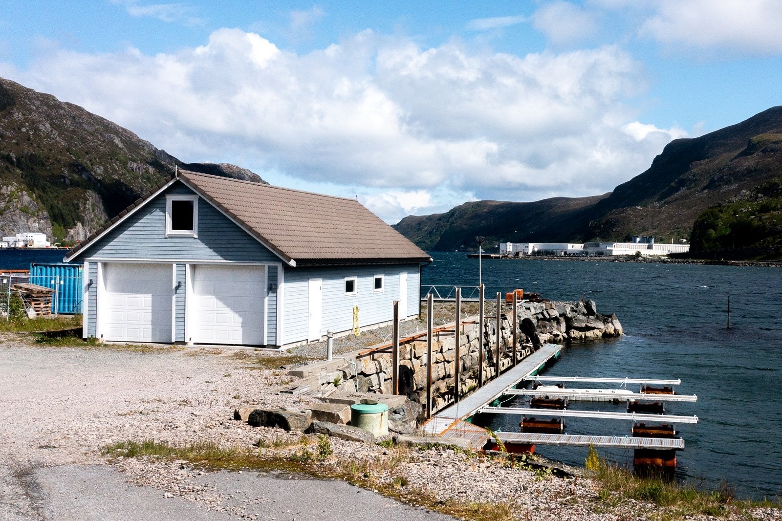 Kaianlegg med båtplasser. Sjøboden (2013) har 4 stk garasjeporter, innlagt el-anlegg og store lager muligheter på hems. Galleribilde