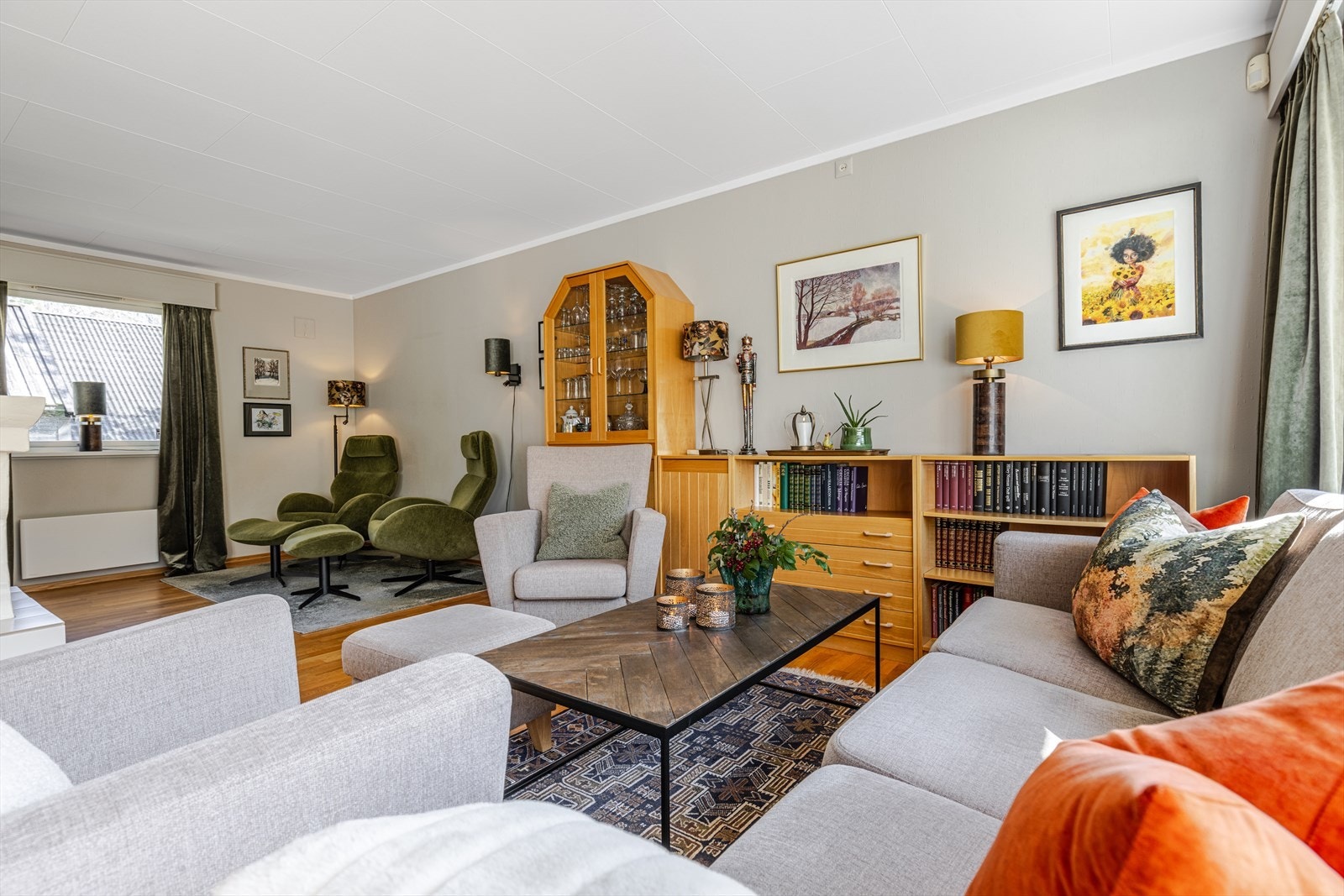 Flere hyggelige sitte soner i oppholdsrommet. Galleribilde