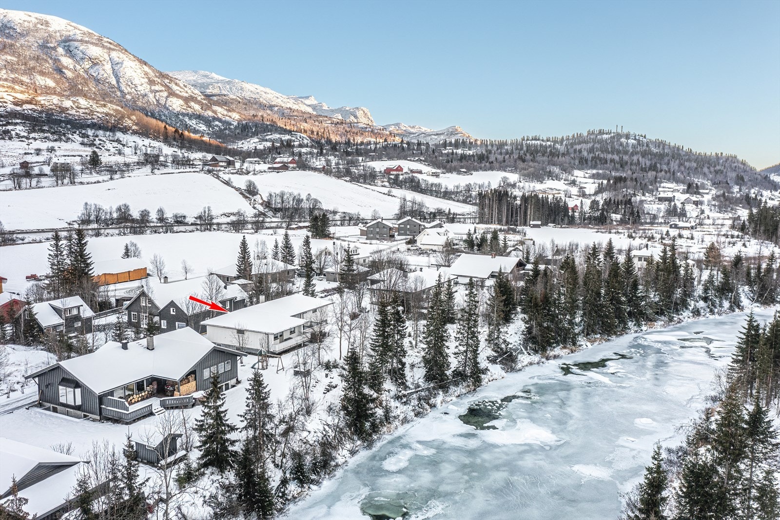 Nærmeste nabo til Hemsila samt gangvei/skispor mot Hemsedal sentrum rett over broa. Galleribilde