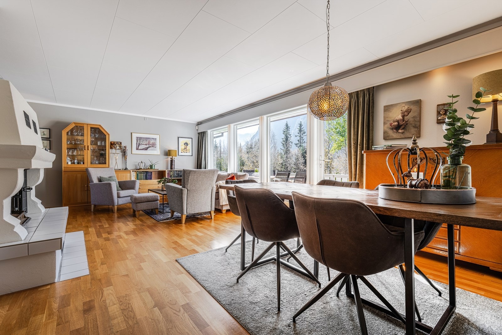 Boligen har et romslig og stort oppholdsrom med utgang til terrasse og hage. Galleribilde