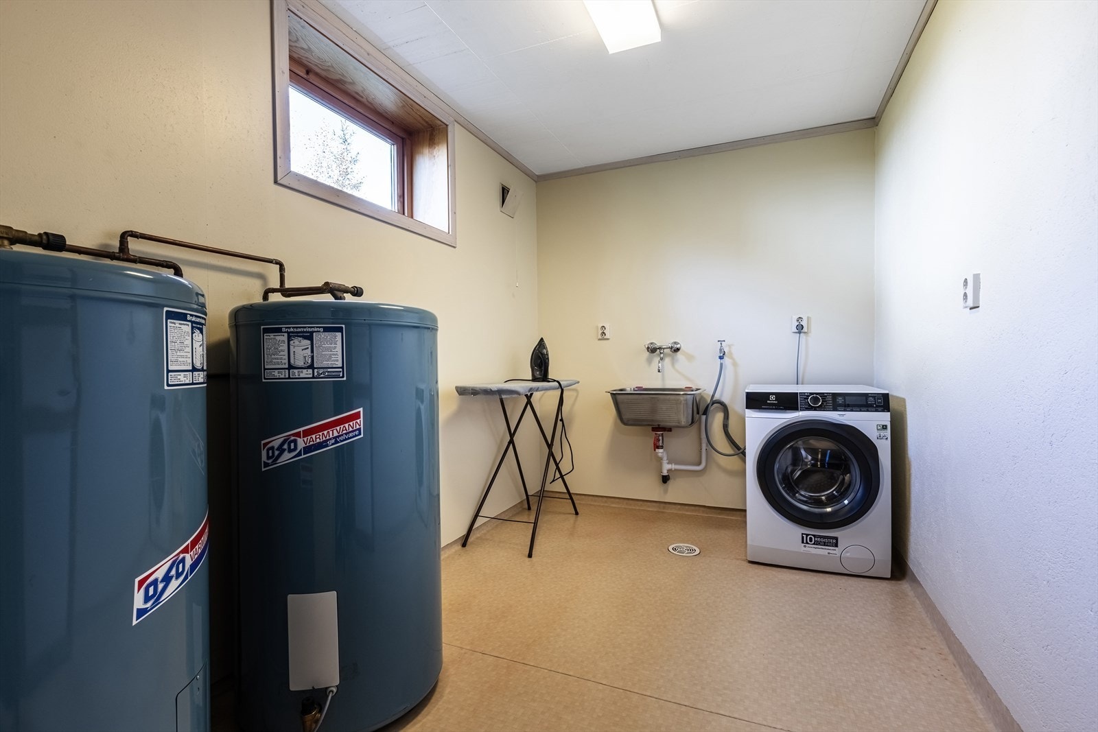 Praktisk vaskerom og teknisk rom. Galleribilde