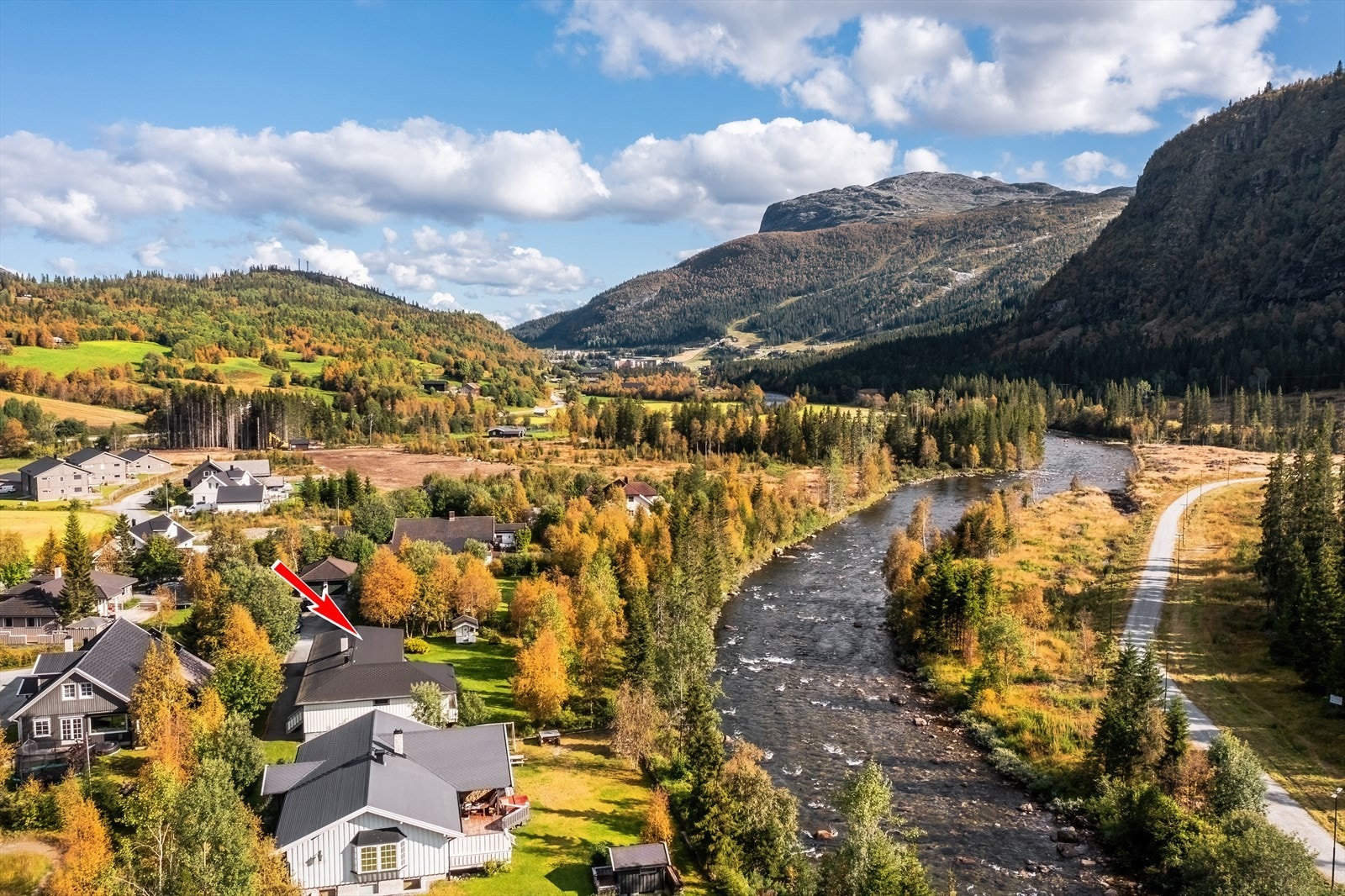 Boligen har en flott endetomt mot elven med stor og flott hage. Galleribilde