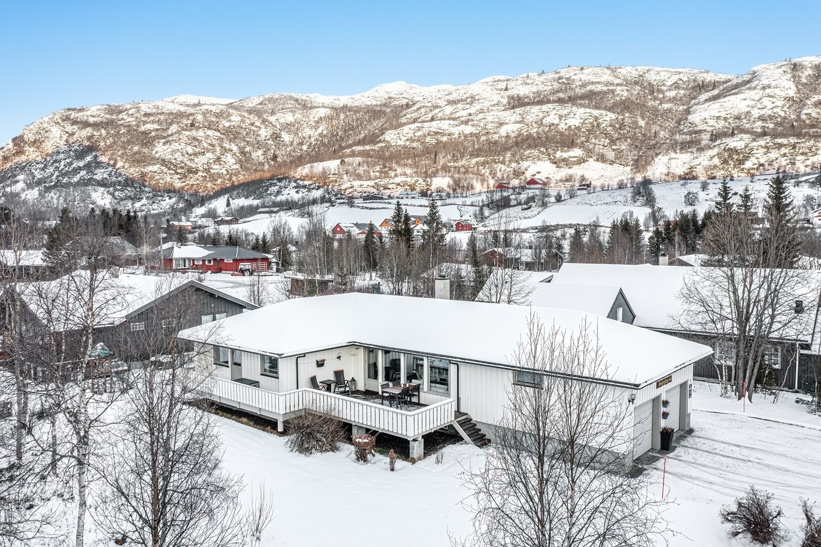 Stor tomt i endevei med pent opparbeidede utearealer! Galleribilde