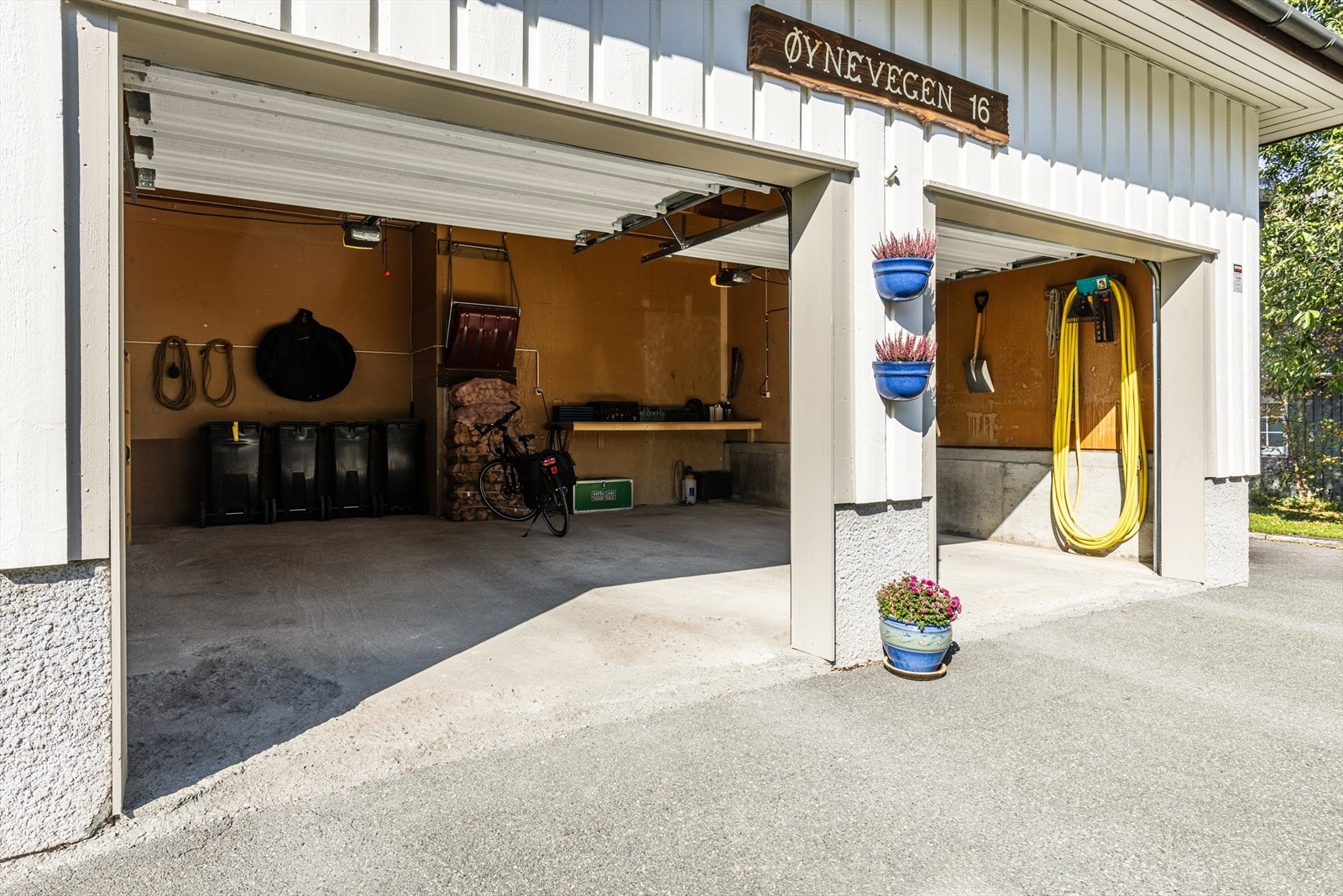 Stor dobbel garasje. Galleribilde