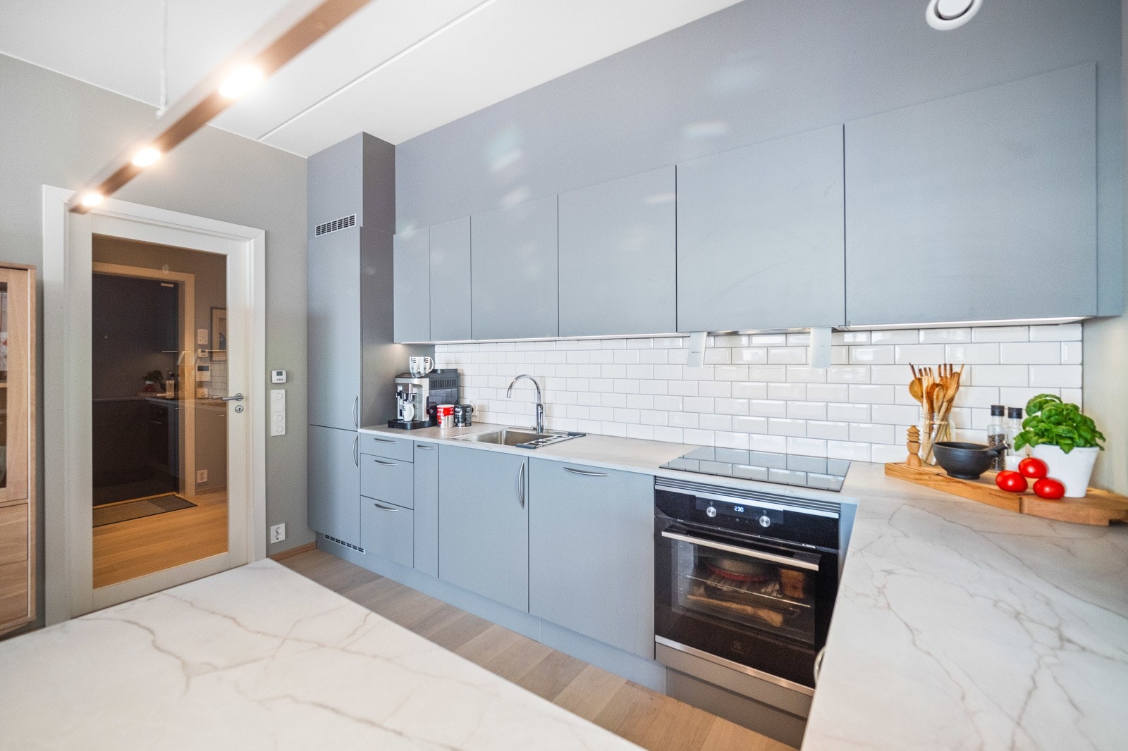 Kjøkkenet har Innegrerte hvitevarer Galleribilde