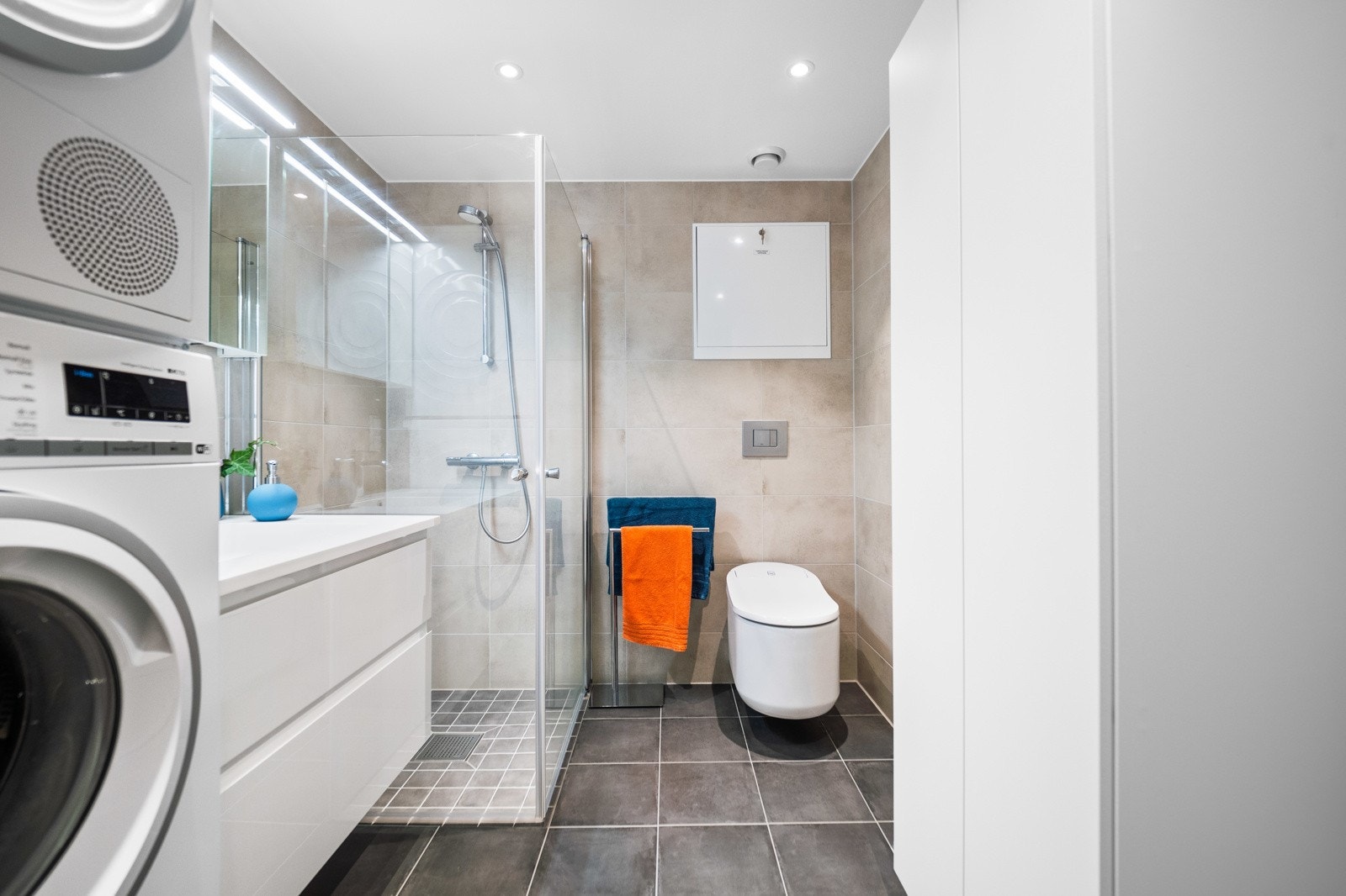 Flott og moderne bad med bl.a vaskesøyle og dusj Galleribilde