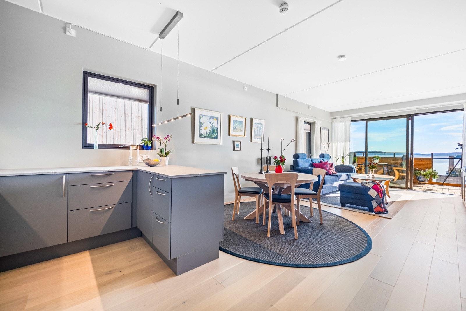 Fra kjøkkenet ser du også sjøen Galleribilde