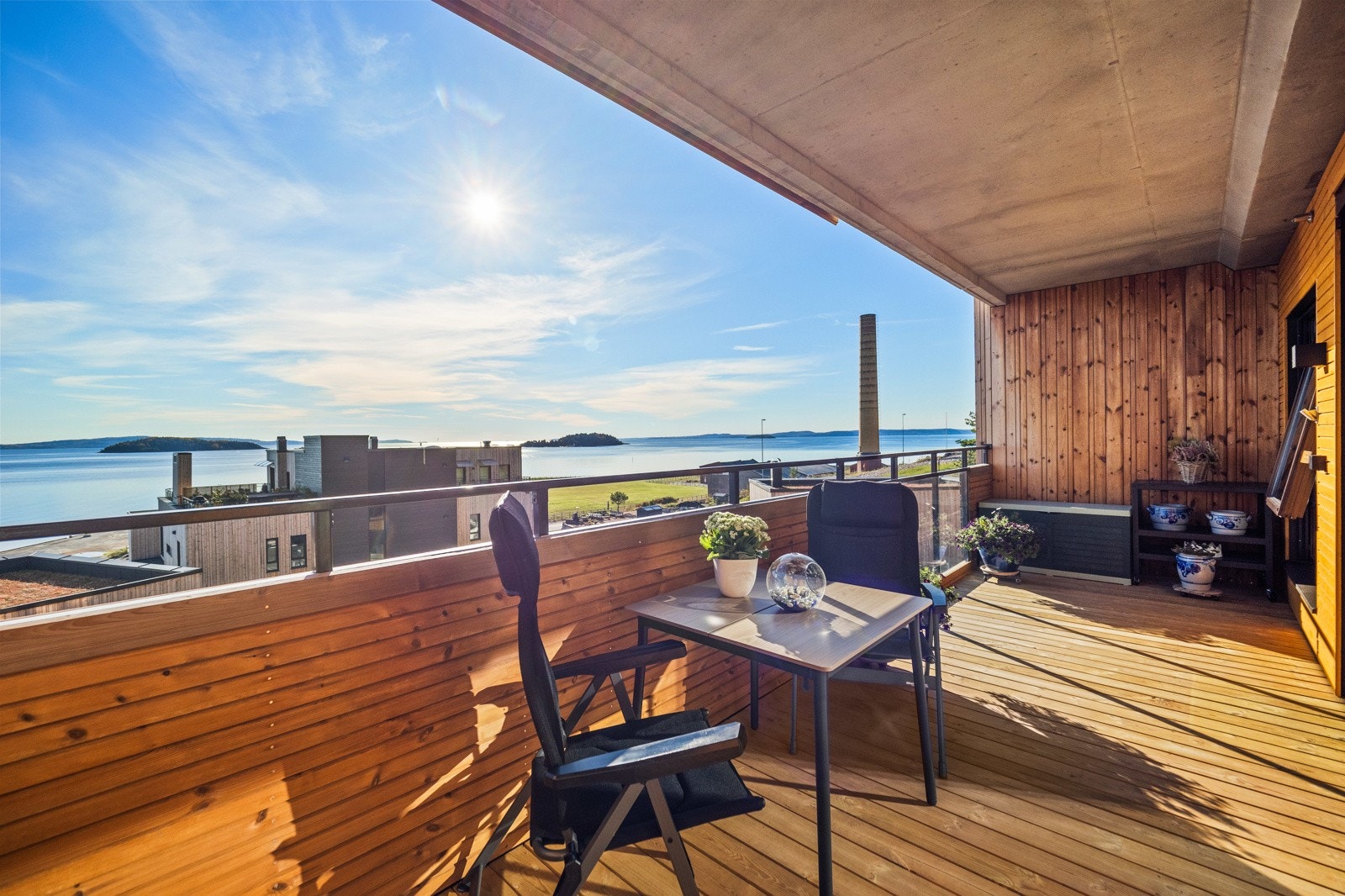 Stor romslig terrasse med praktisk bod Galleribilde