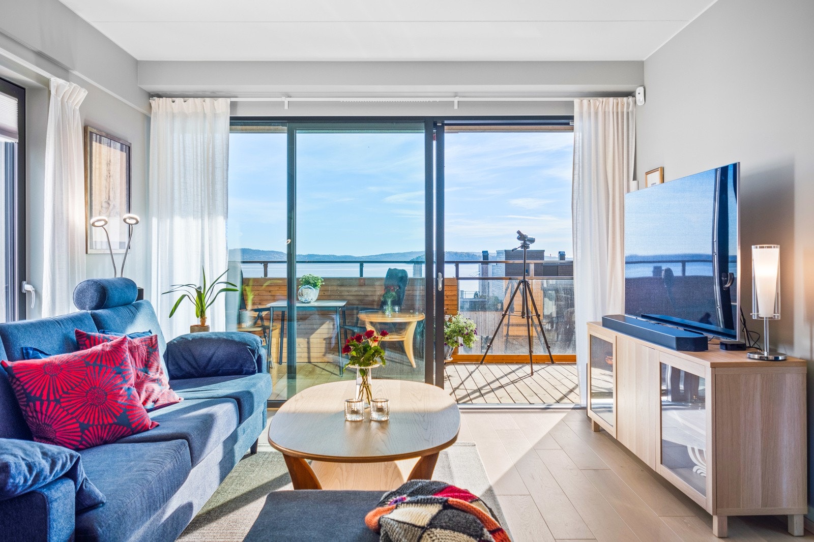 Stuen har utgang til stor terrasse Galleribilde