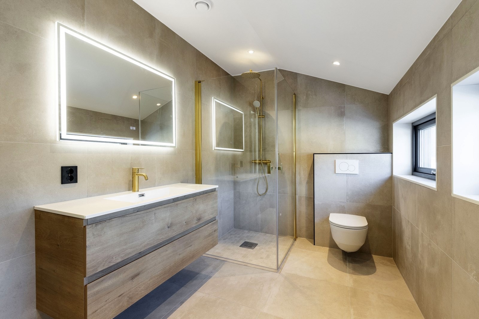 Badet i 2. etasje er romslig, og har tilsvarende standard som i 1. etasje Galleribilde