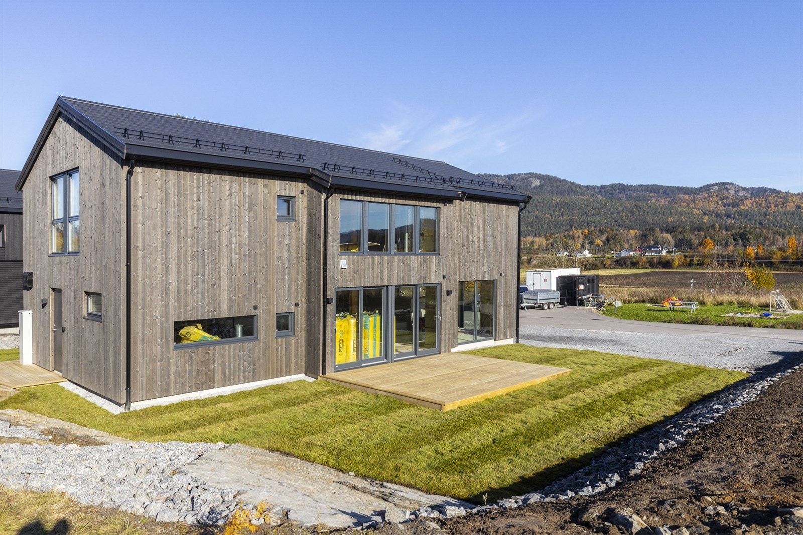 Uteområdene leveres opparbeidet med ferdigplen og gruset gårdsplass og gangvei Galleribilde