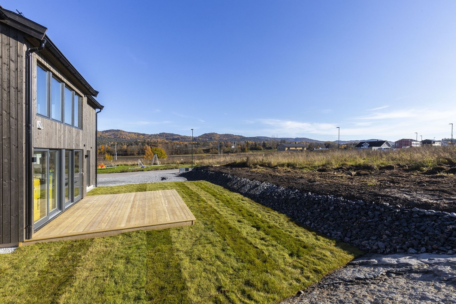 Stor terrasse utenfor stuen Galleribilde