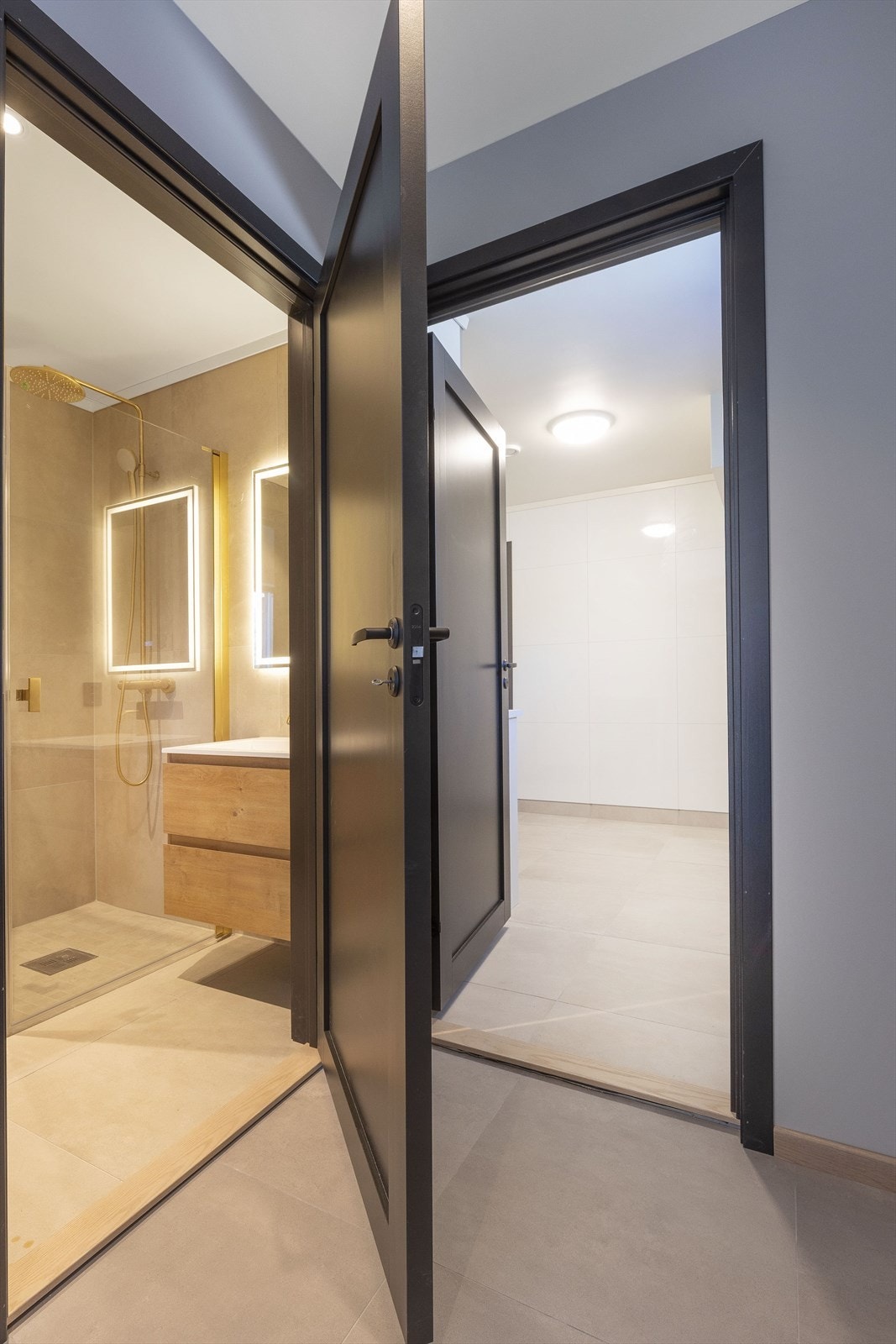 Planløsningen er familievennlig med to bad og stort vaskerom Galleribilde