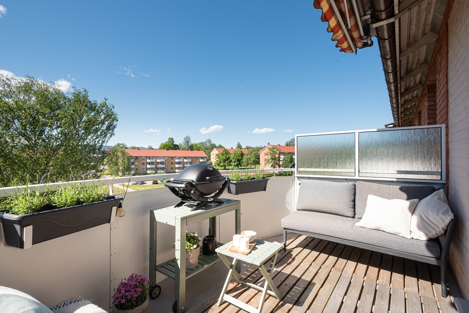 På balkongen har man plass til sittegruppe, grill og tilhørende møblement Galleribilde