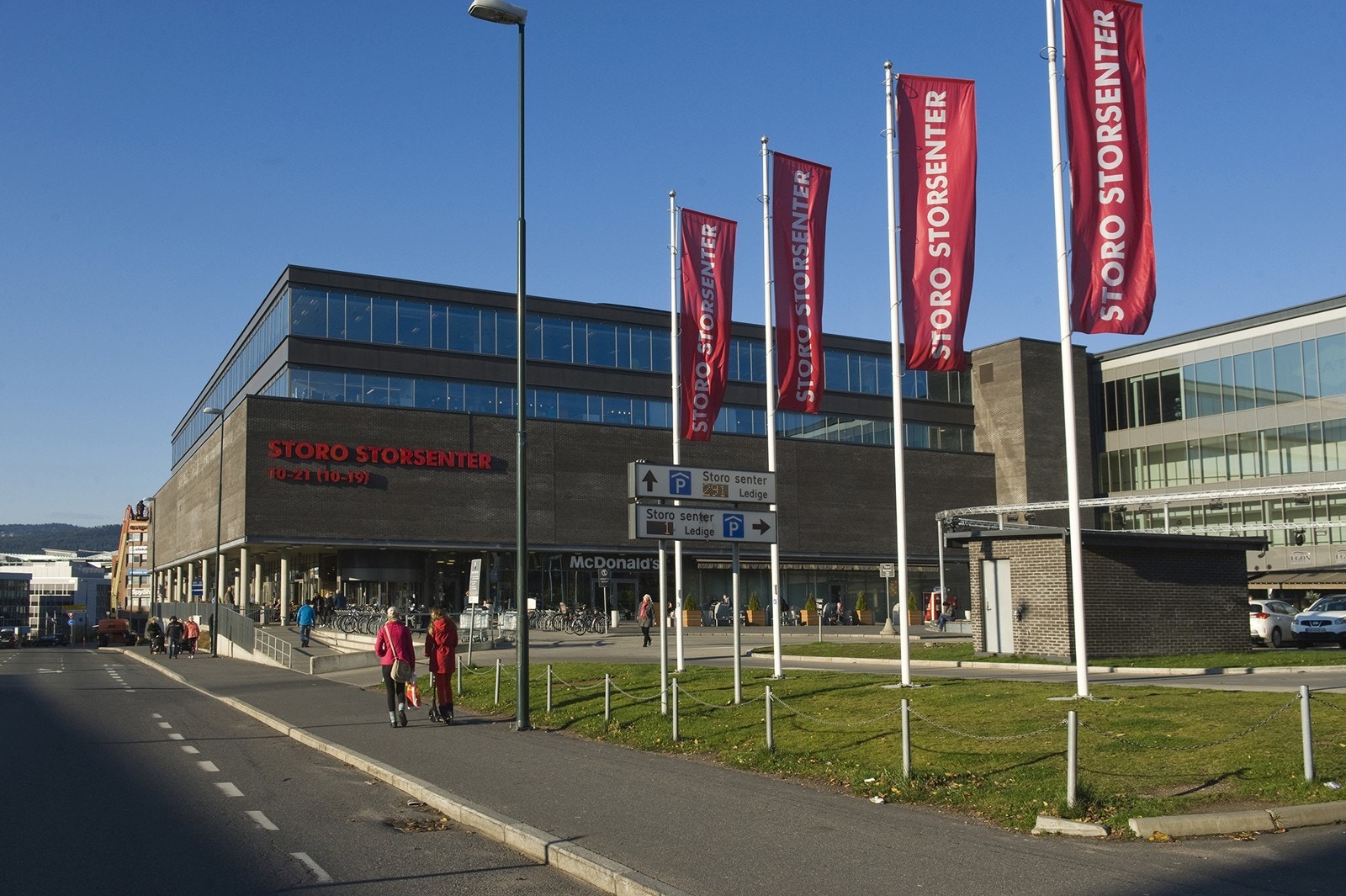 Storosenteren ligger kun 6-7 minutter gange fra leiligheten Galleribilde