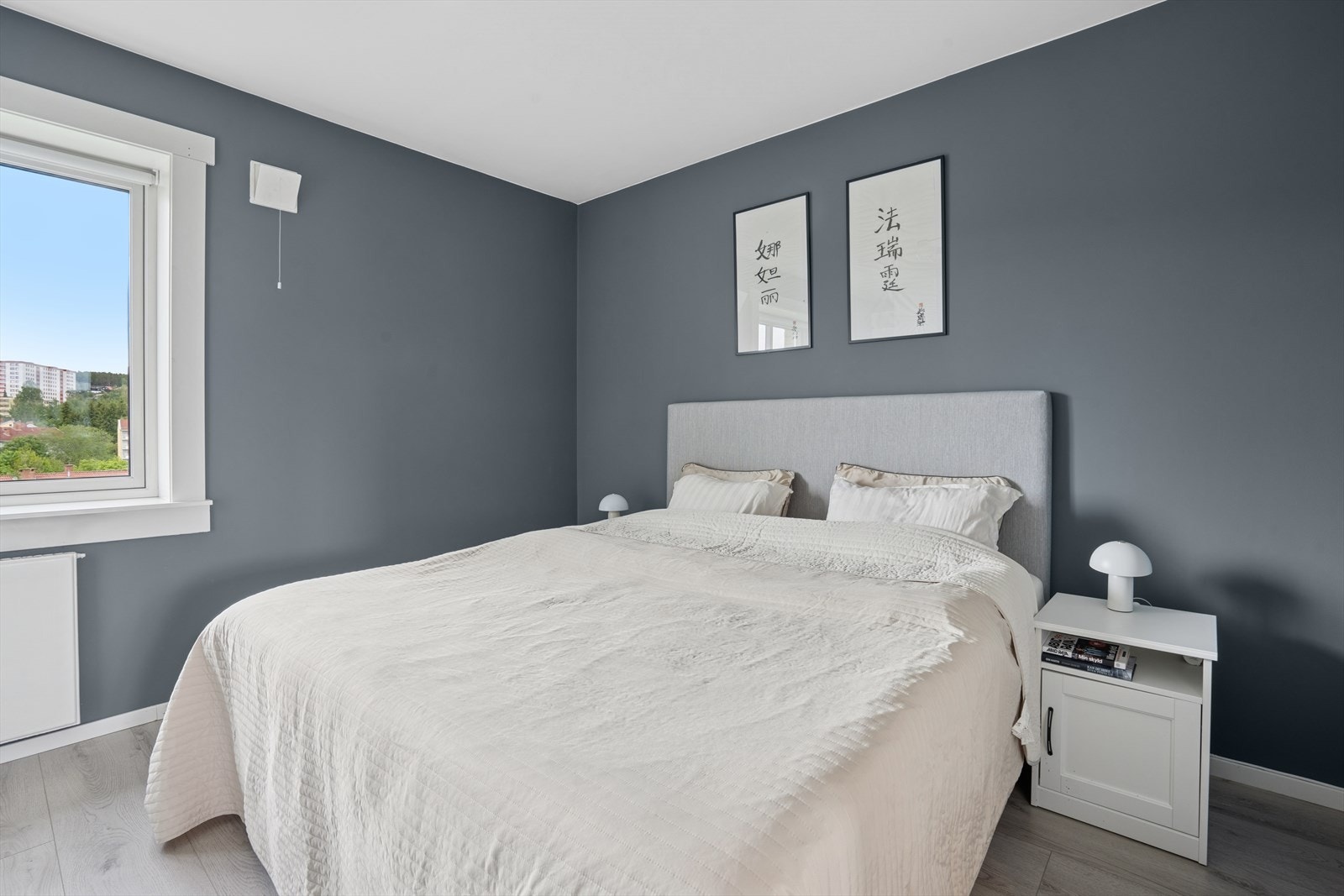 Rommene har god plass til seng, nattbord og annet ønskelig møblement. Galleribilde