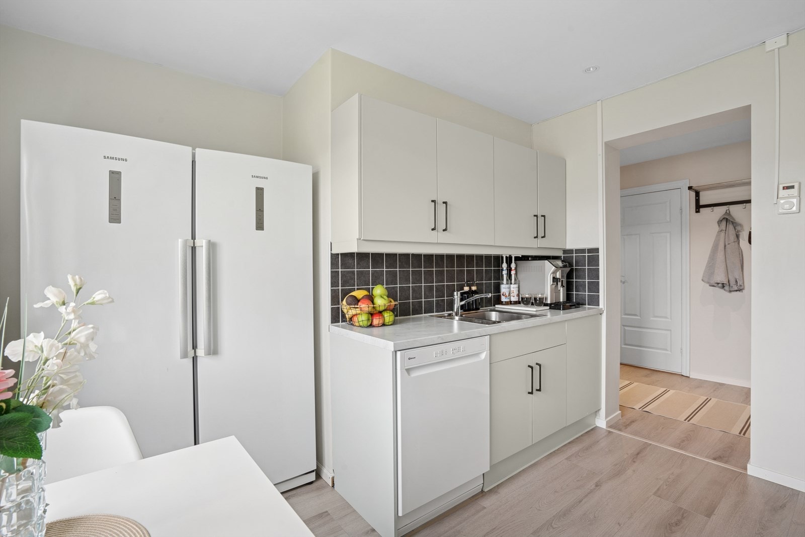 Innredningen har glatte fronter i en delikat farge, med nyere håndtak fra 2024 samt nye hengsler. Galleribilde