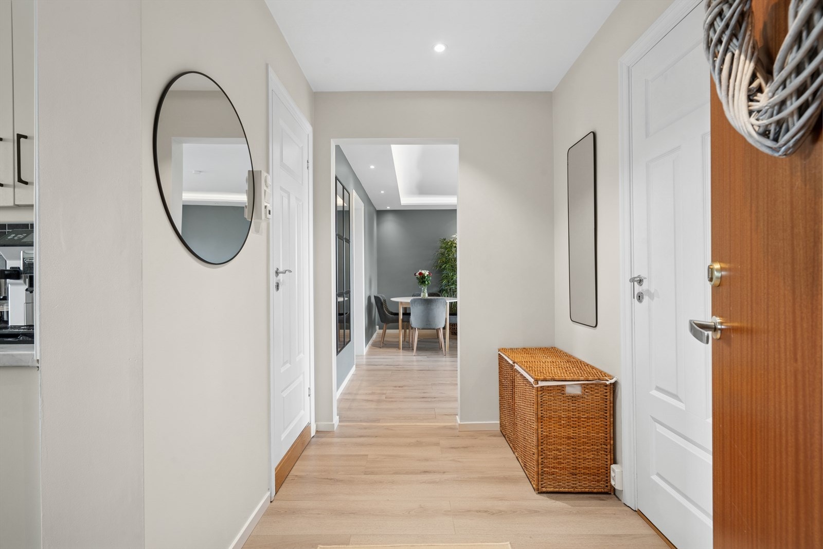 Leiligheten ligger fint til i byggets 4. etasje og disponerer én ekstern kjellerbod og én ekstern loftsbod, begge på ca. 4 m² hver. Galleribilde