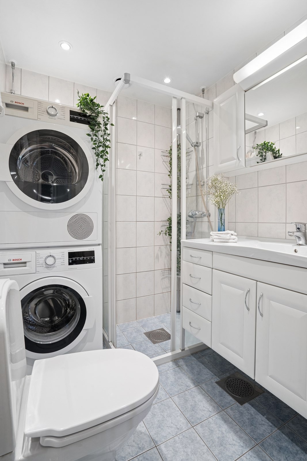 Det flislagte baderommet ble renovert i 2007 av borettslaget. Det har varmekabler i gulvet og innfelte downlights i taket. Galleribilde