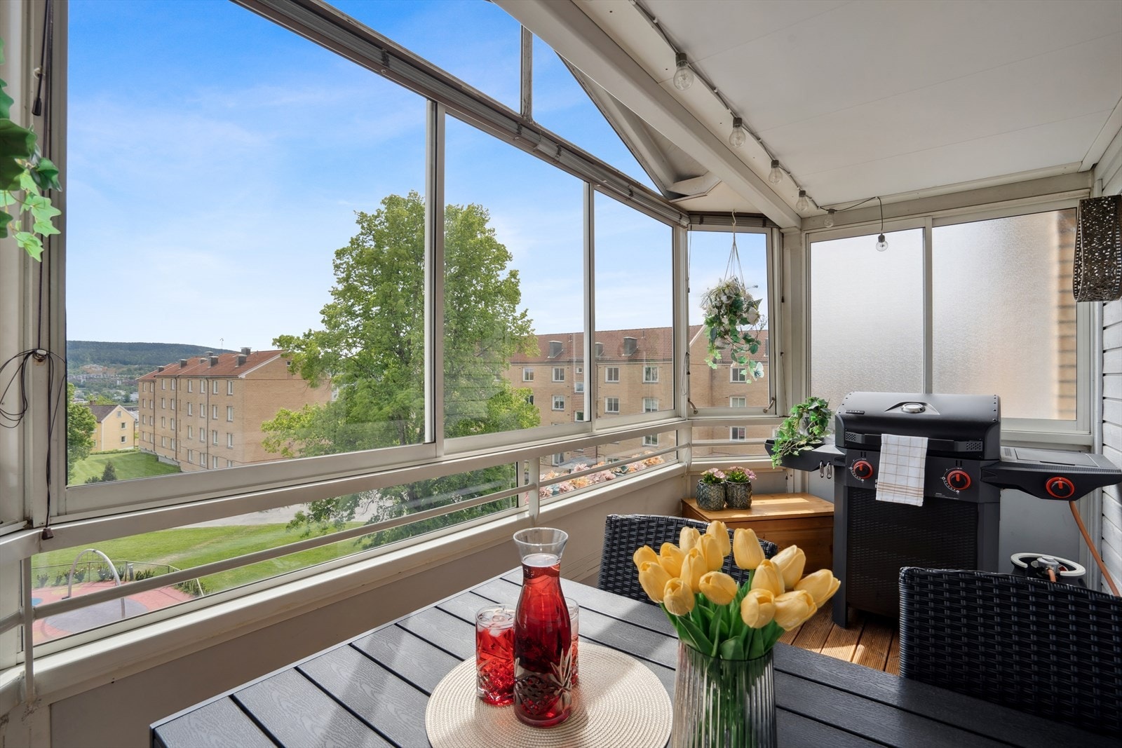 Her er det plass til ønsket balkongmøblement, og balkongen er utstyrt med stikkontakt på veggen og belysning. Galleribilde