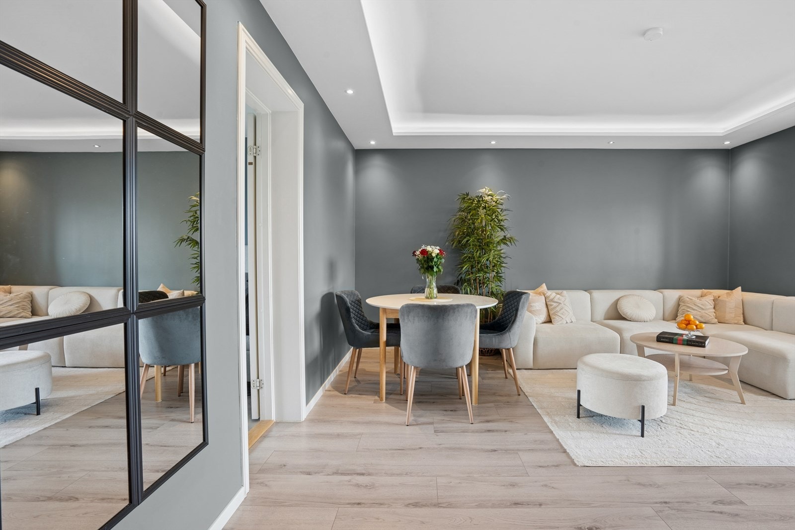 De innvendige overflatene ble belagt med nye laminatgulv i 2020 og 2024, og veggflatene i gang og kjøkken ble nymalt i 2025. Galleribilde