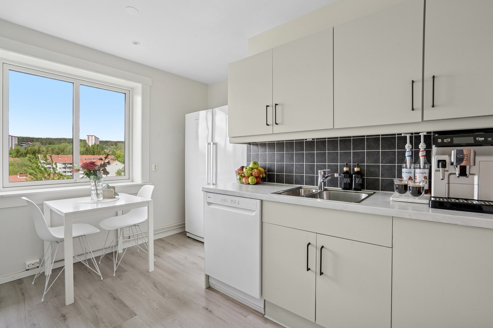 Med handelen følger komfyr, oppvaskmaskin og kjøl/frys. Galleribilde