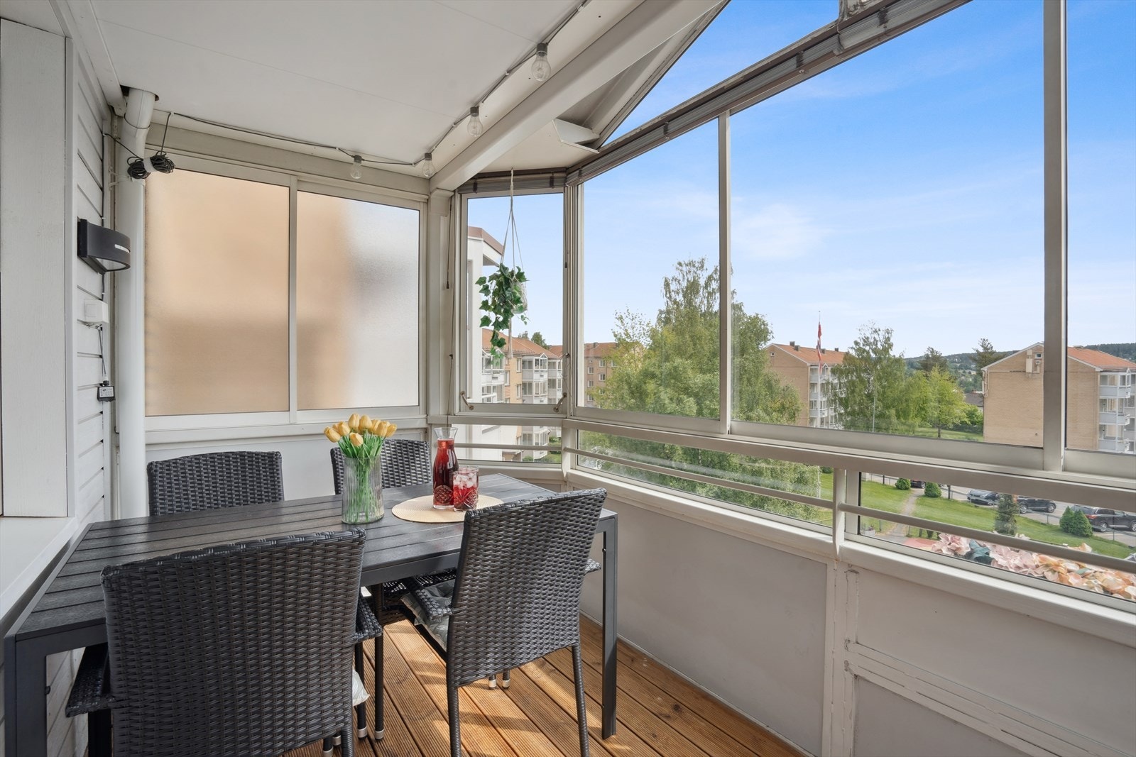 Balkongen er innglasset og oppleves som et ekstra bruksrom store deler av året. Galleribilde