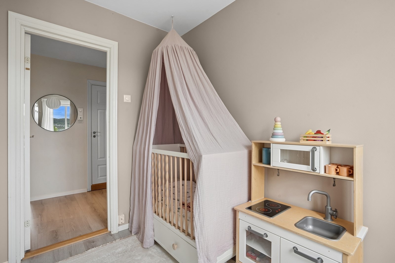 Ett av rommene kan enkelt innredes etter egne preferanser, enten som kontor, gjesterom eller barnerom - alt etter behov. Galleribilde