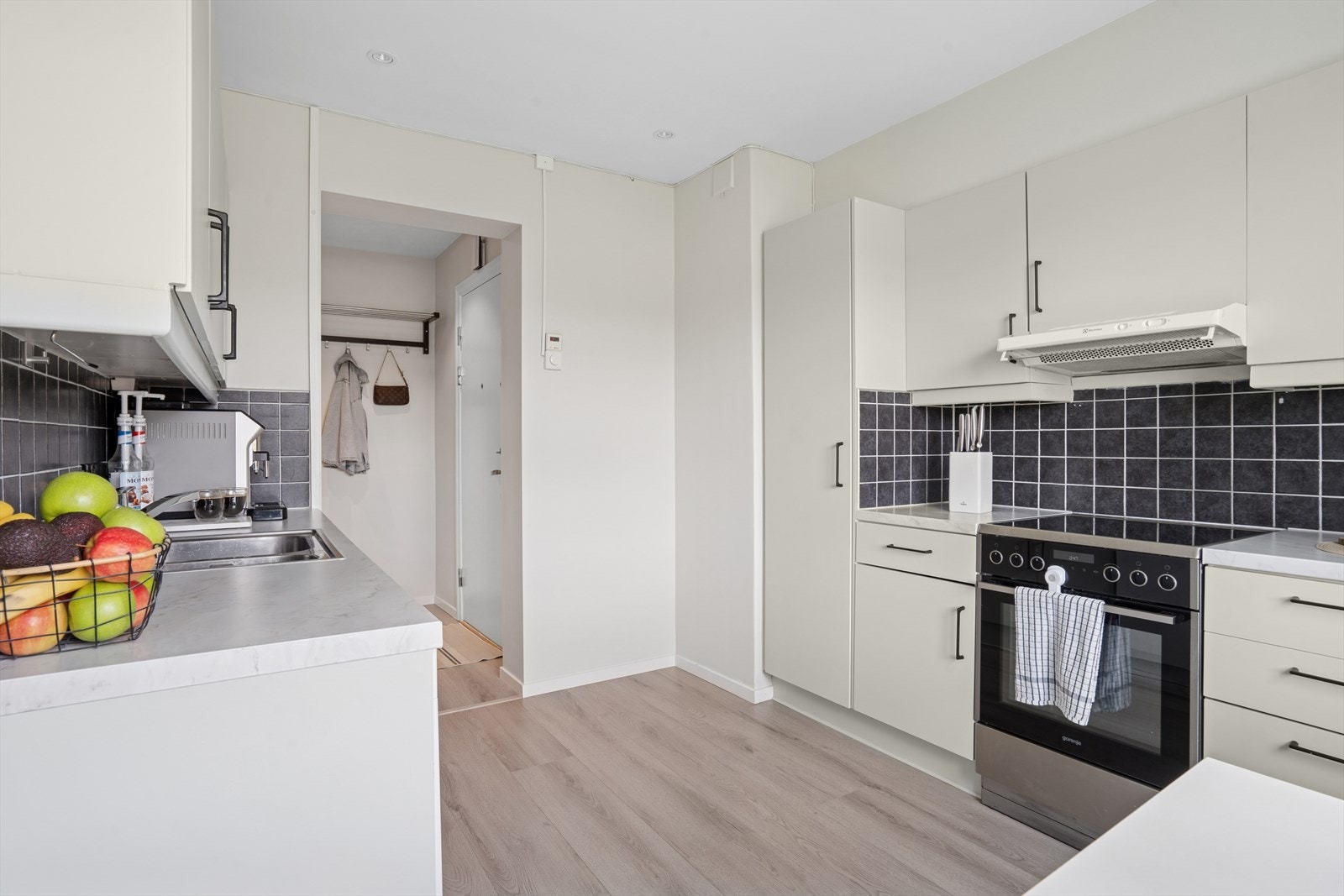 Benkeplaten er i laminat og utstyrt med en nedfelt stålkum med to bassenger og en ettgreps kjøkkenkran. Galleribilde