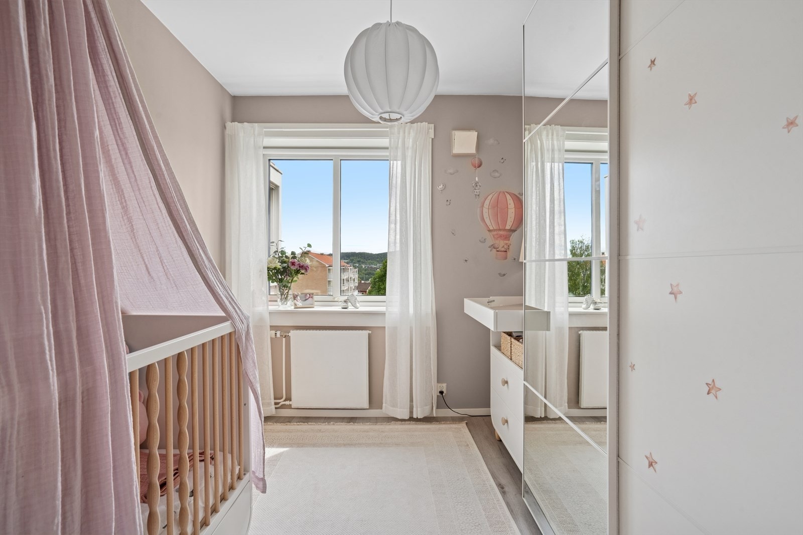 Rommene er malt i hver sin behagelige fargetone. Galleribilde