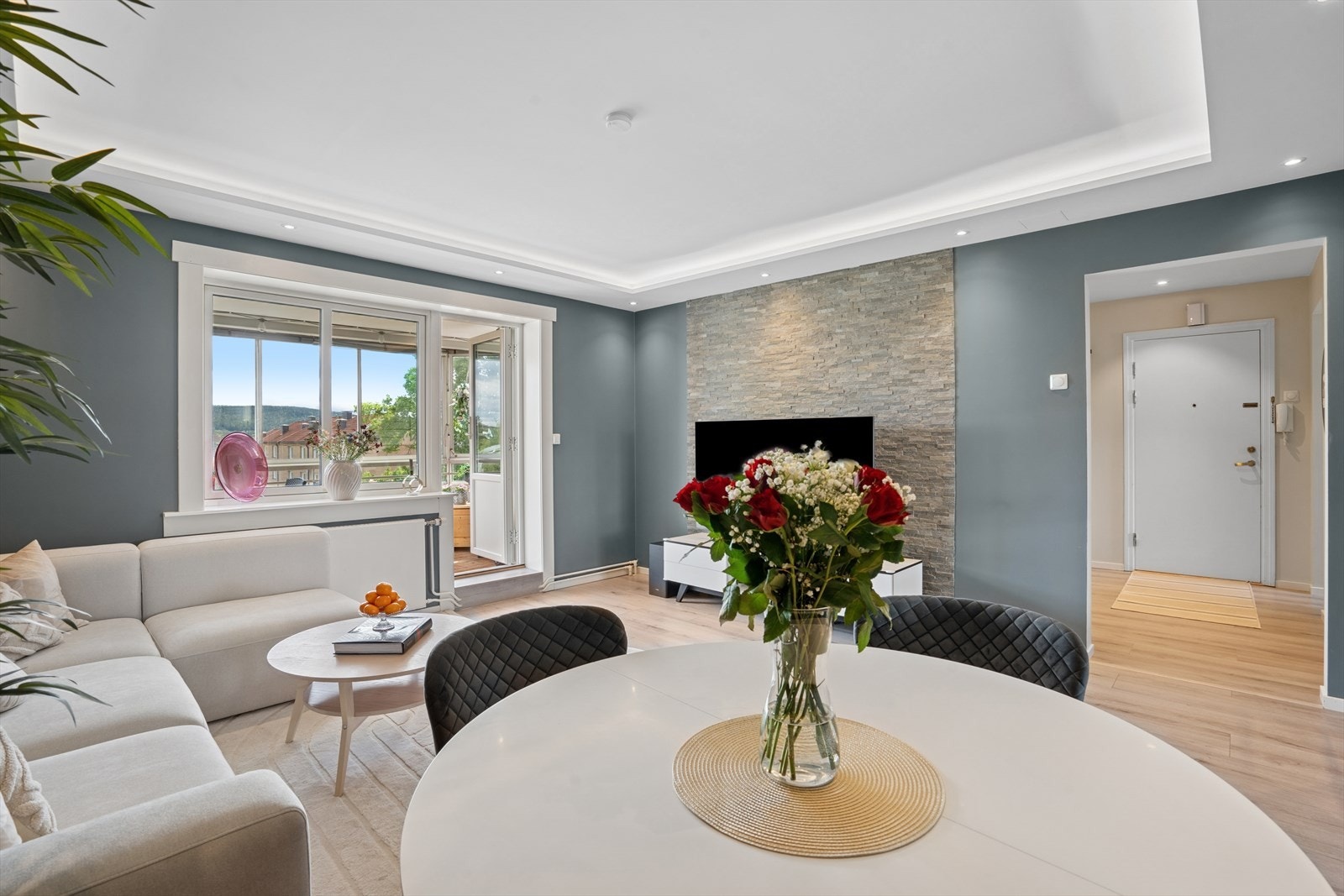 Oppholdsrommet gir plass til sofa, TV og spisebord. Galleribilde