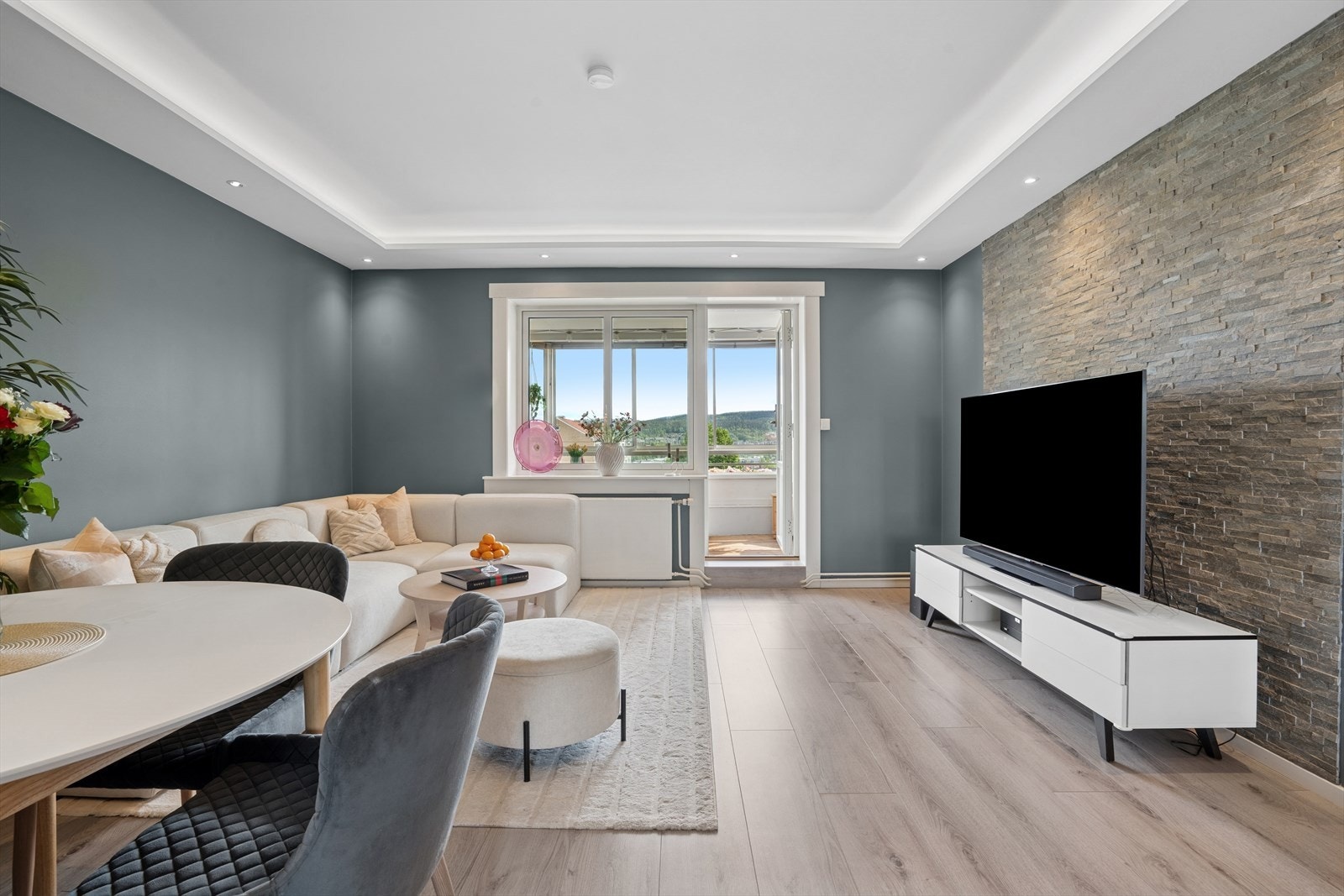 De store vindusflatene, sammen med balkongdøren, sørger for rikelig med naturlig lys og en luftig romfølelse. Galleribilde