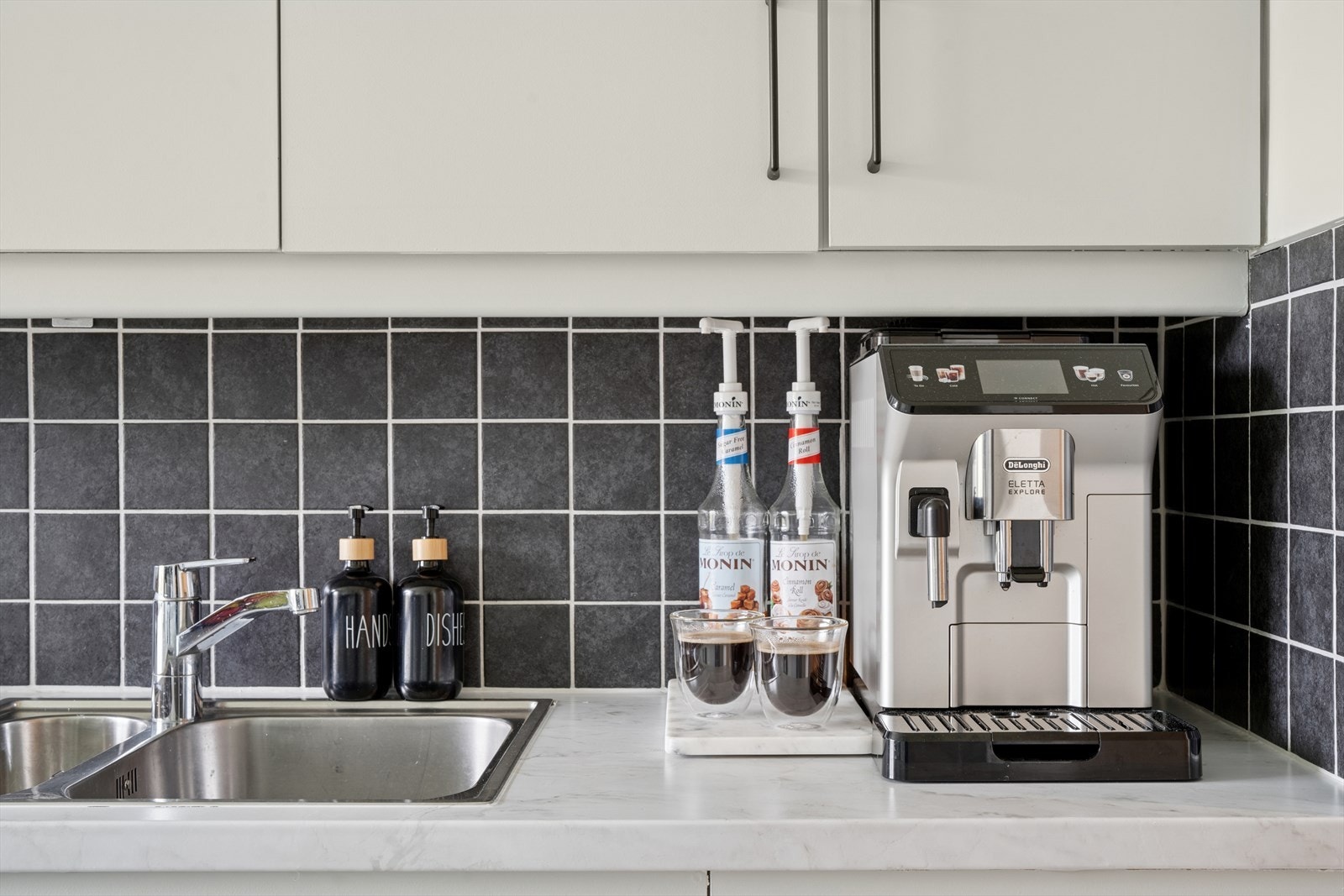 Det er stikkontakt under overskapene, og fliser mellom benk og overskap. Galleribilde