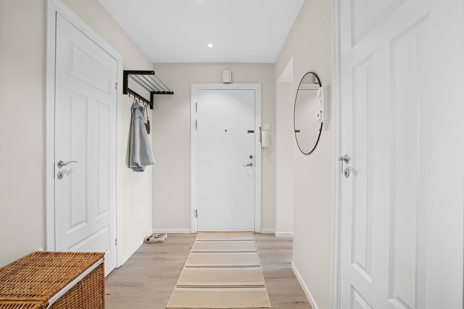 Du ønskes velkommen til ditt nye hjem via en romslig entré med god plass til yttertøy og sko. Galleribilde