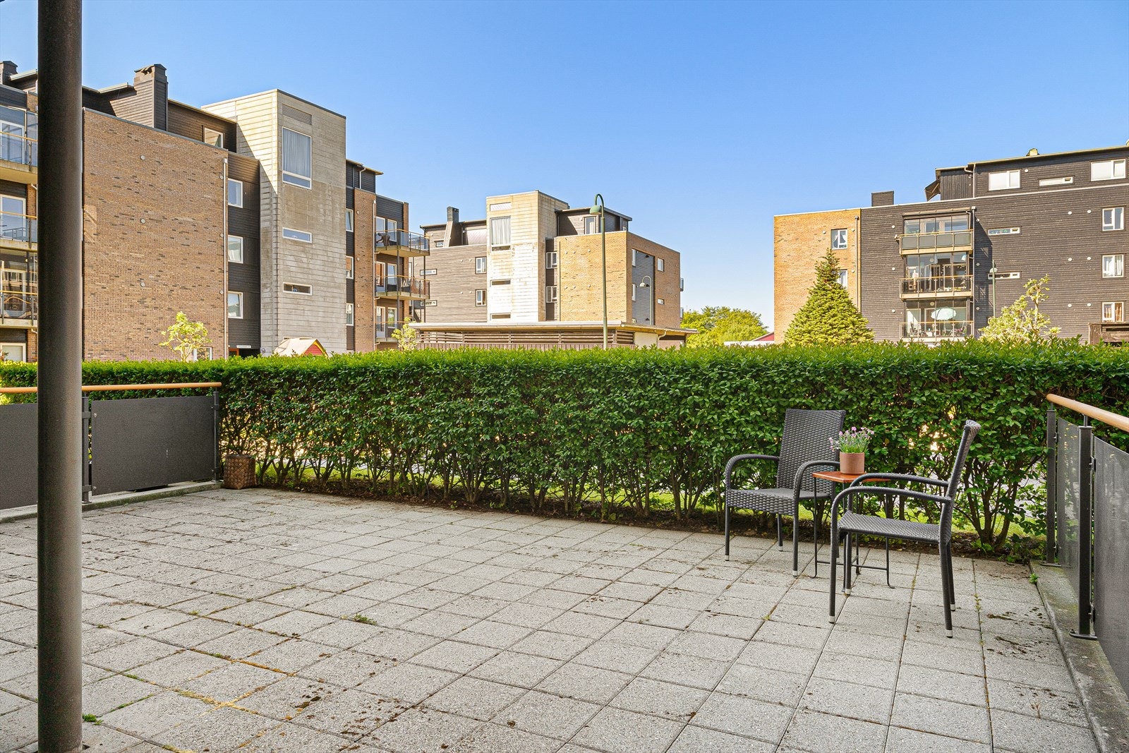 Fra stuen er det direkte utgang til herlig uteplass som måler hele 40 m². Uteplassen er vestvendt, og har meget gode solforhold. Galleribilde