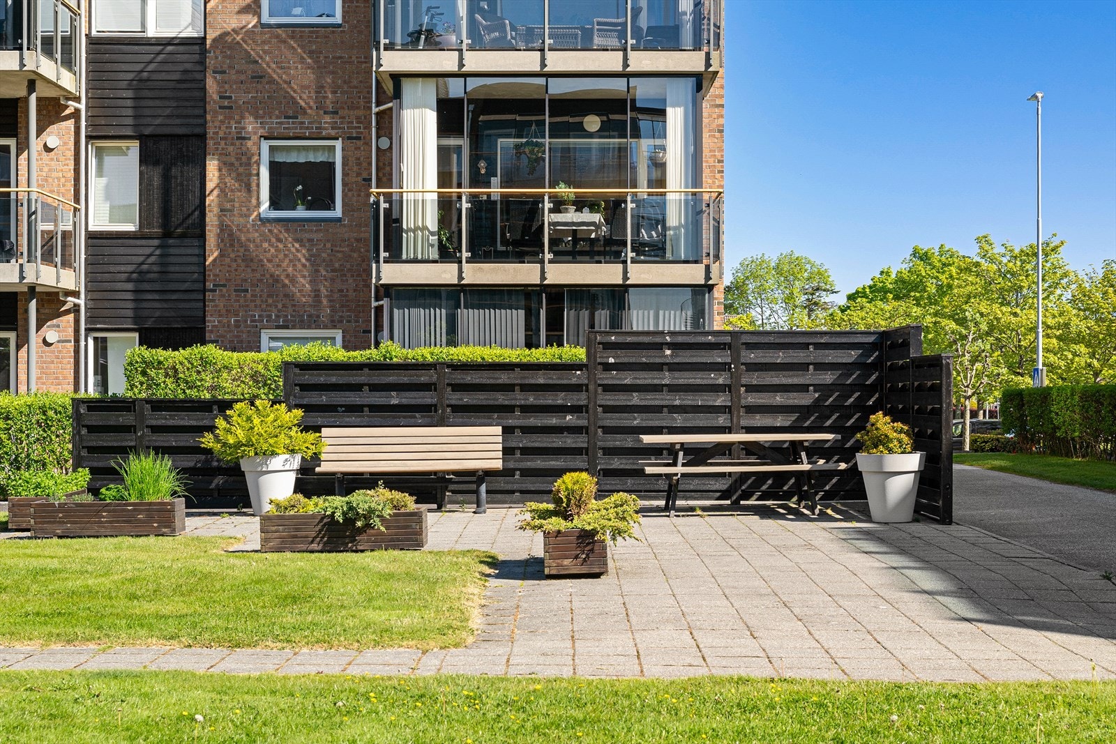 Sameiet har flotte opparbeidede fellesarealer utstyrt med flott beplantning, flere samlingspunkt for sosiale sammenkomster og lekeplass. Galleribilde