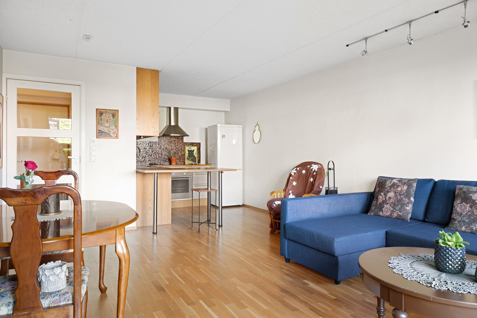 Her er det store vindusflater som gir et fint lys inn i rommet, og videre god plass til å innrede med både sofa og spisebord. Galleribilde