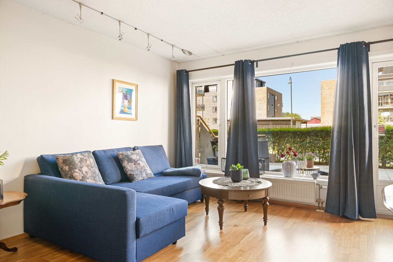 Praktisk planløsning med blant annet stue i åpen løsning mot kjøkken, soverom, bad og stor uteplass. Galleribilde