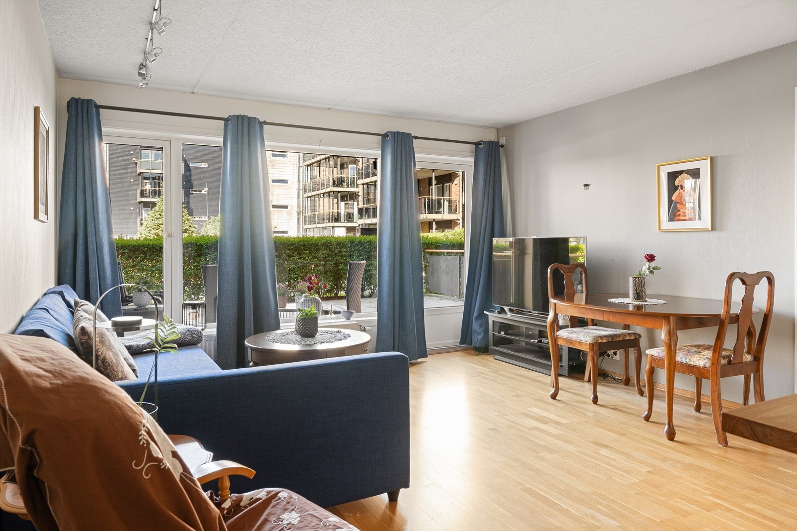 Samlingspunktet i leiligheten er den åpne stue- og kjøkkenløsningen. Galleribilde