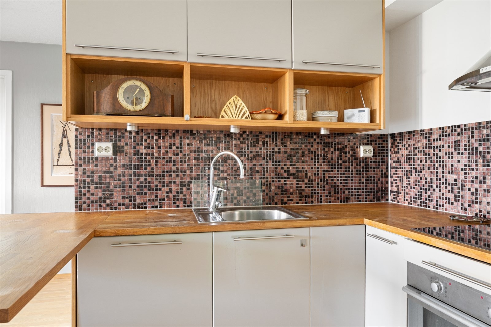 Praktisk bar-løsning for raske måltider eller en kopp kaffe på morgenen. Galleribilde